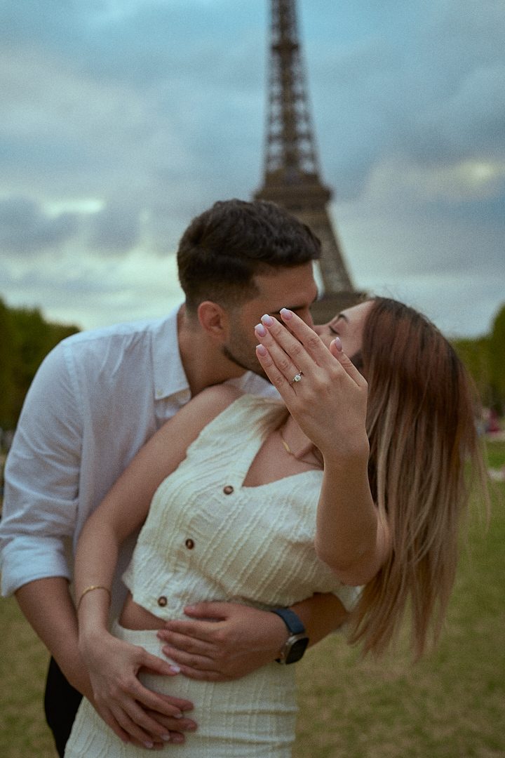 Séance de fiançailles devant la tour Eiffel, Paris