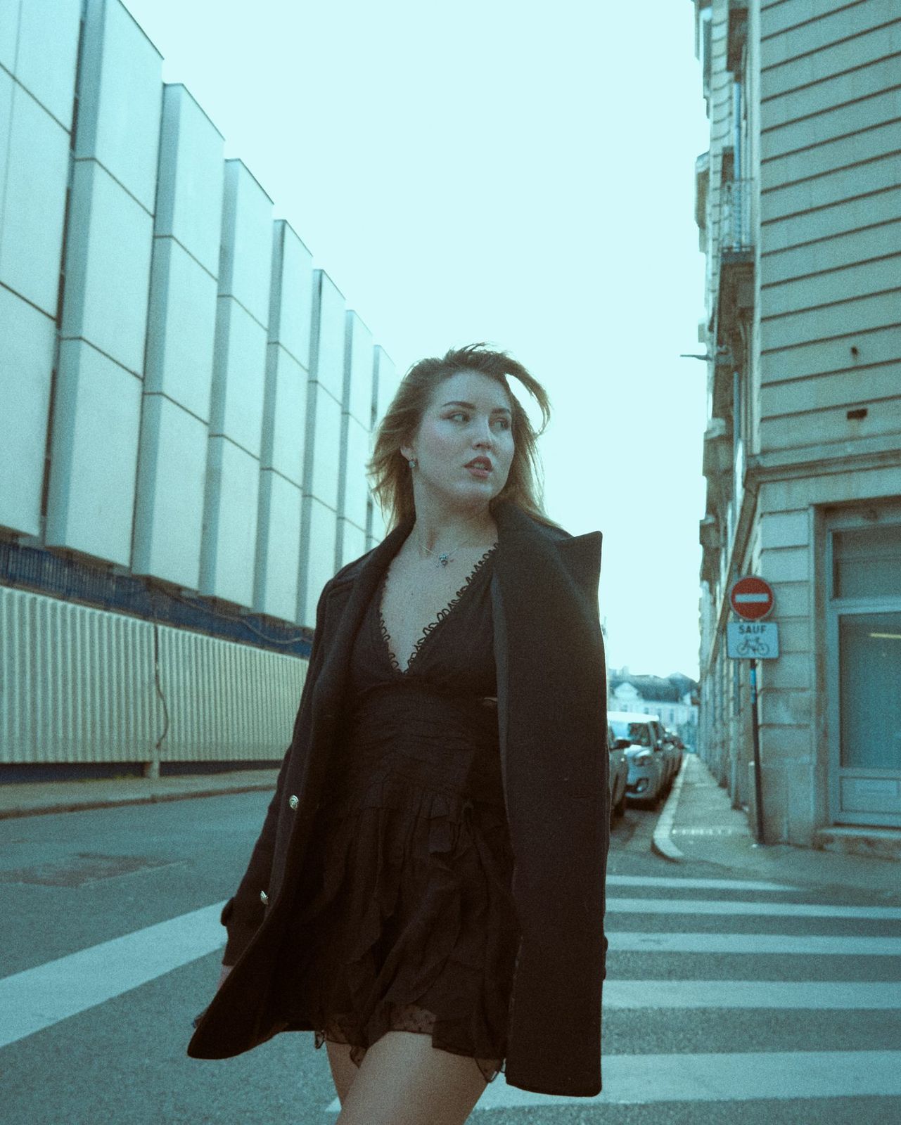 Séance street style, veste en cuir devant un mur de pierre