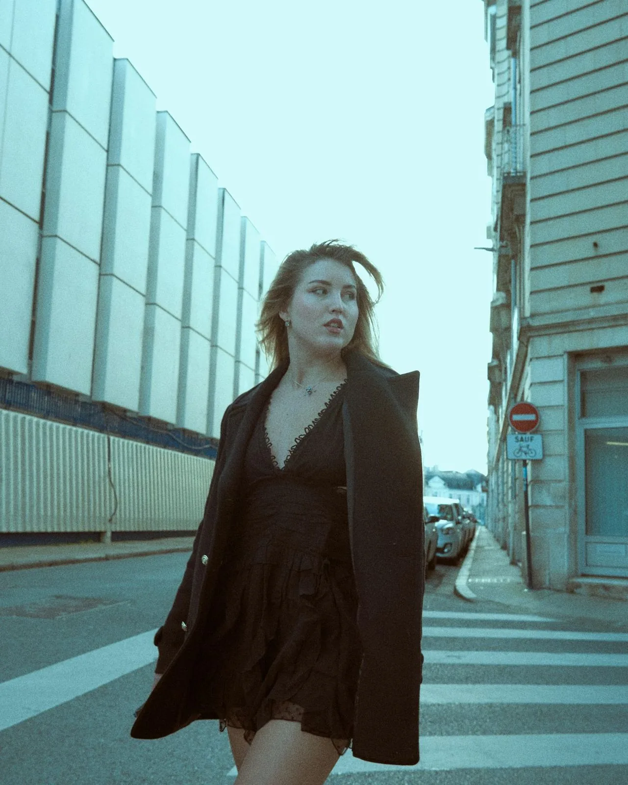 Séance street style, veste en cuir devant un mur de pierre
