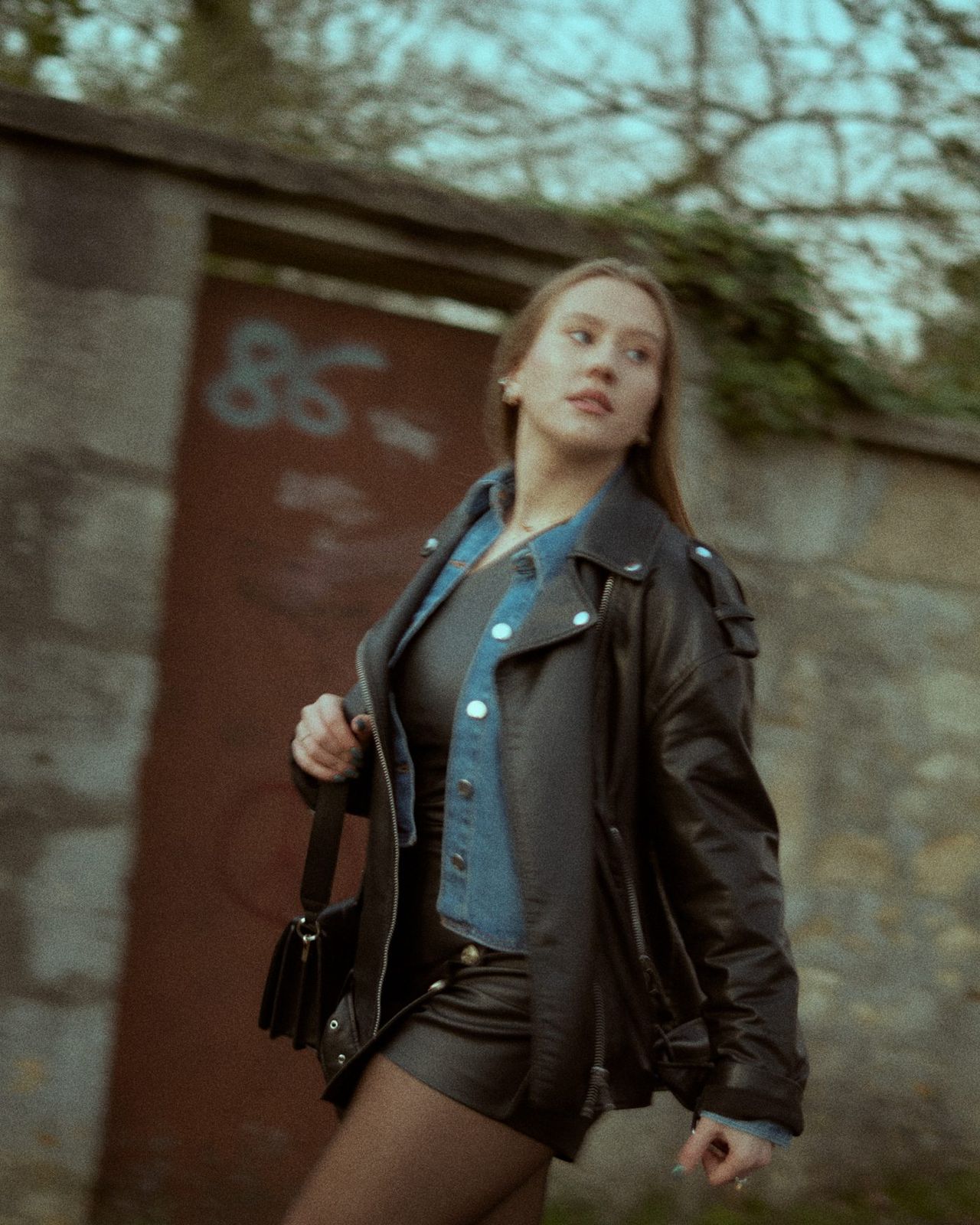 Photographie de mode dans la rue, manteau noir