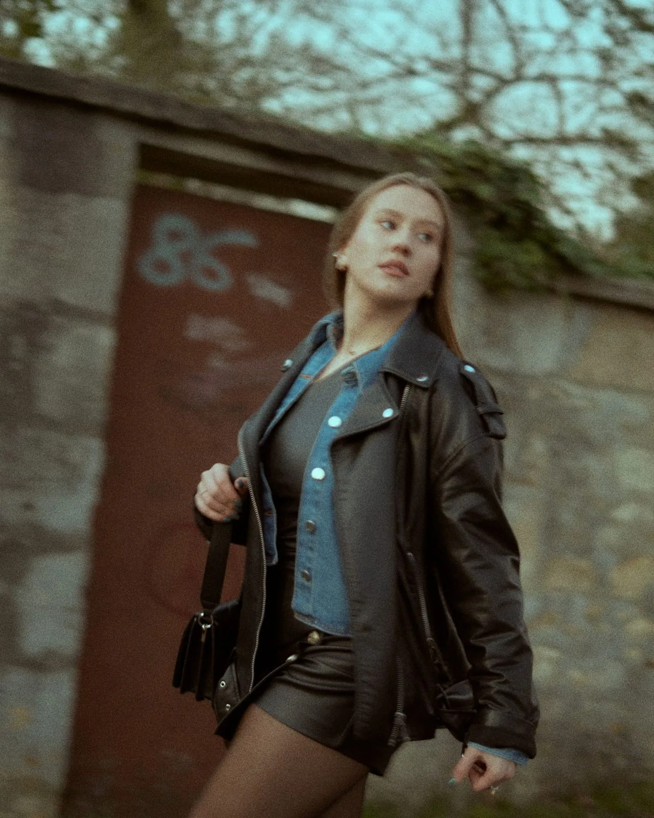 Photographie de mode dans la rue, manteau noir