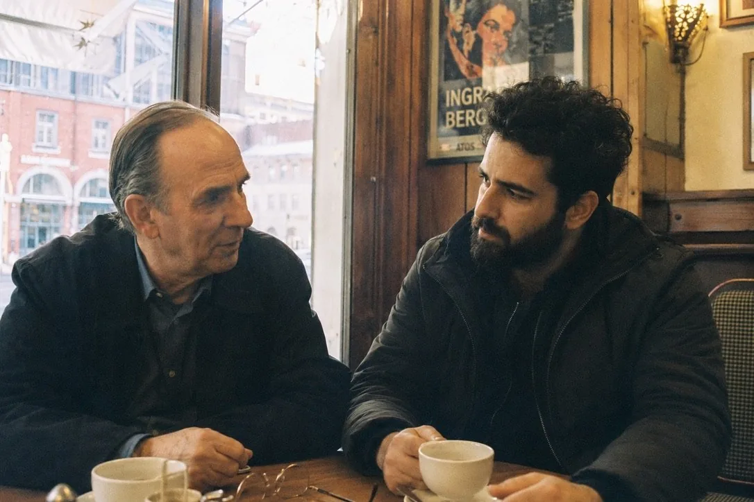 Mohammad Kabirian, photographe et cinéaste basé à Paris, dans un café