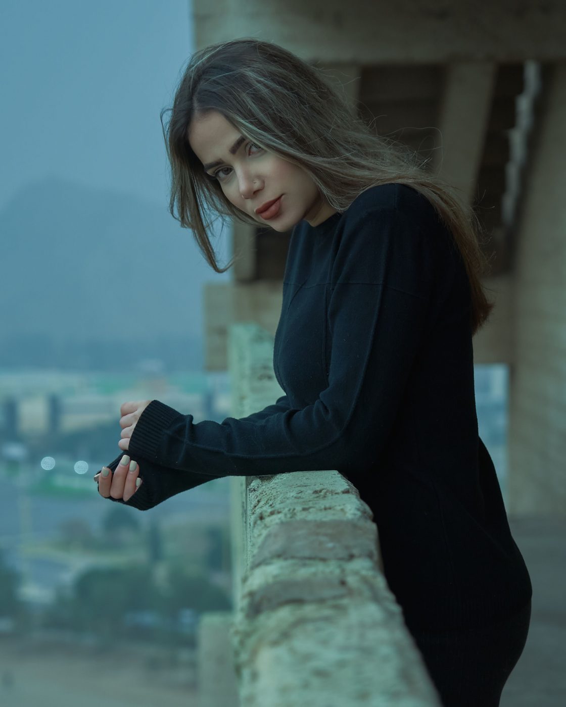 Portrait sur un balcon la nuit
