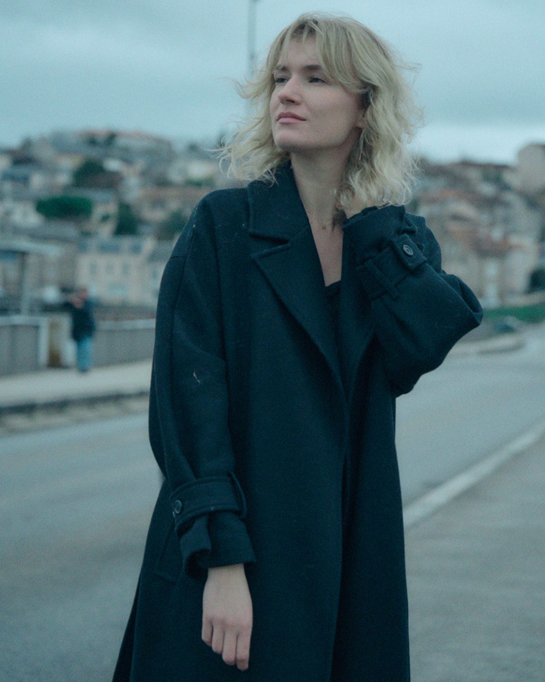 Portrait dans une rue, ville en arrière-plan