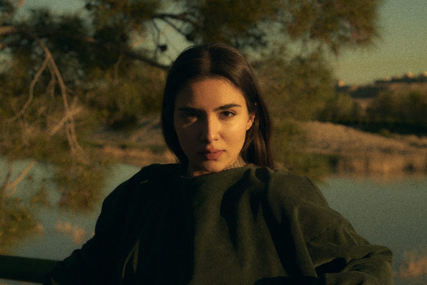 Portrait au bord de l’eau à l’heure dorée