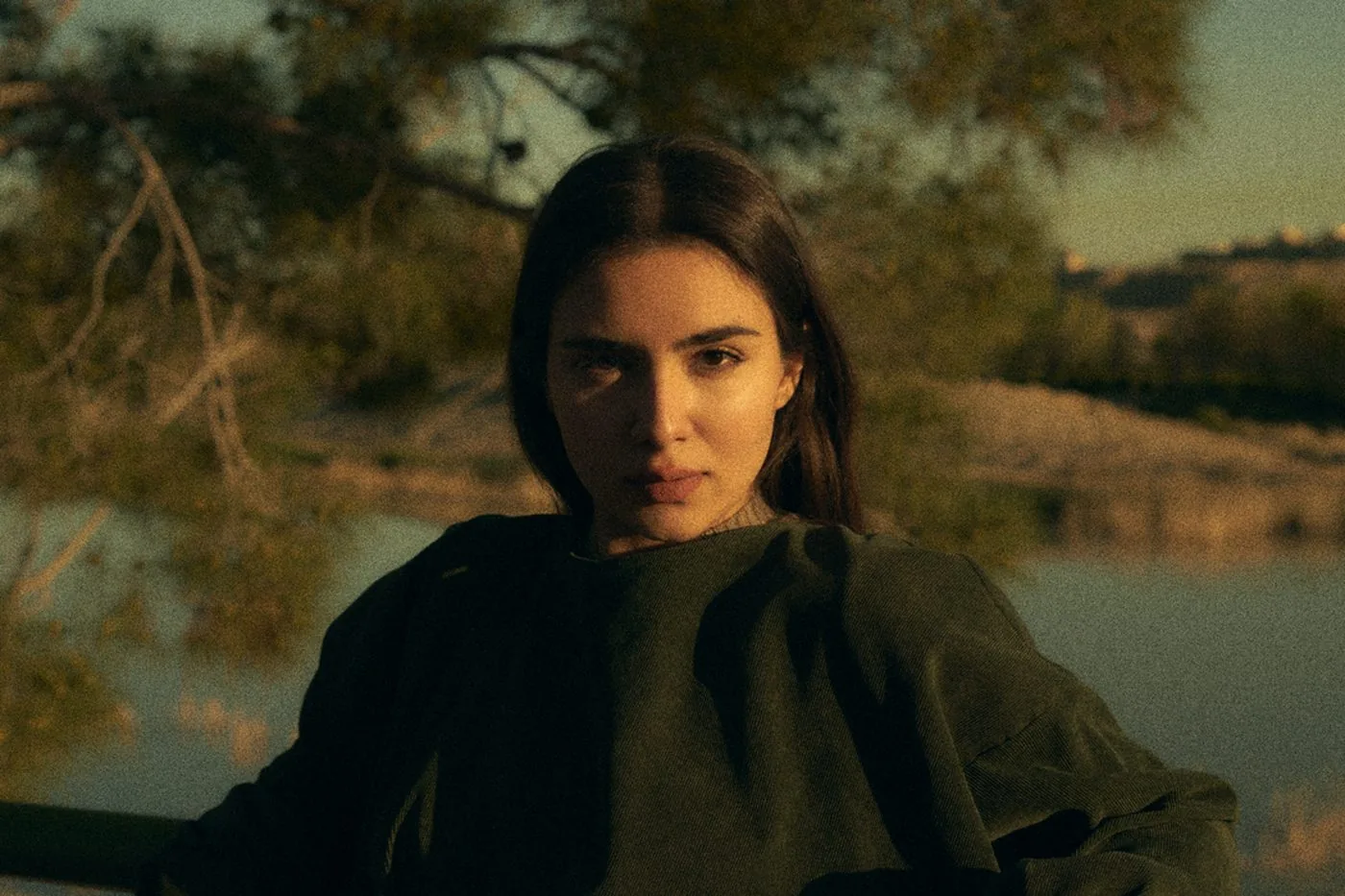 Portrait au bord de l’eau à l’heure dorée