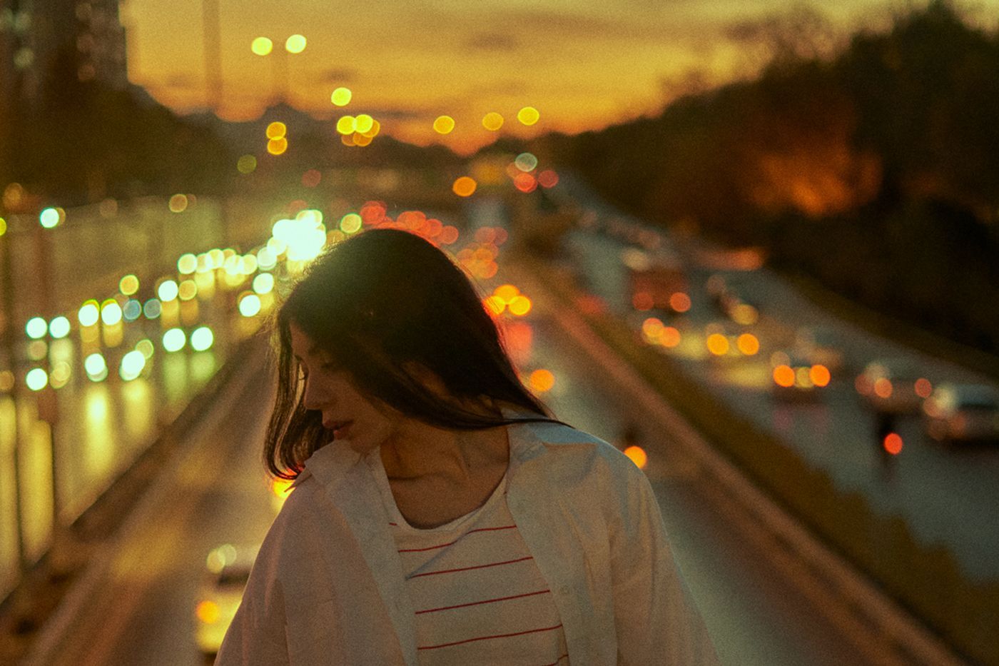 Portrait au crépuscule devant les lumières de la ville