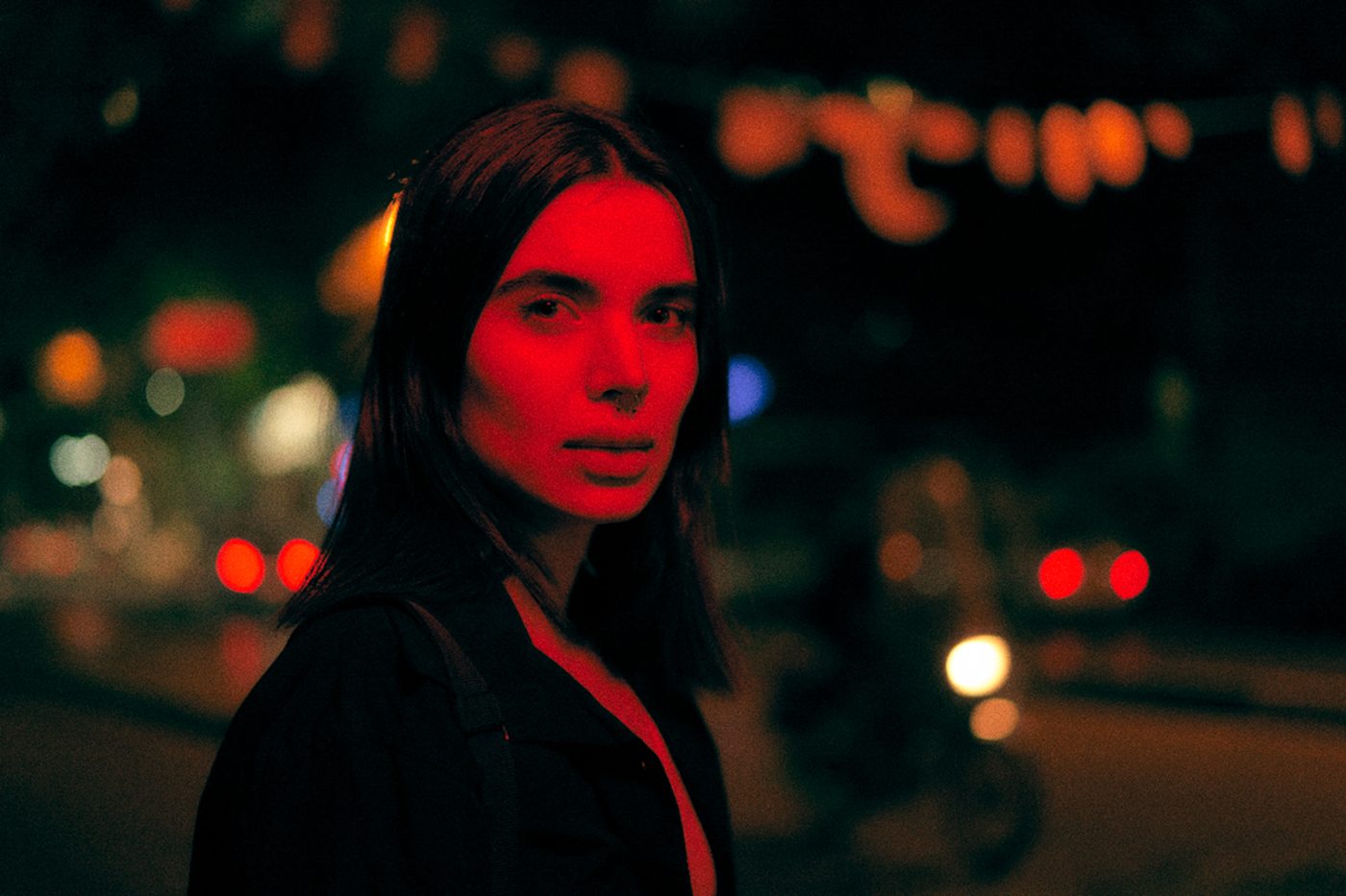 Portrait de nuit sous une lumière rouge