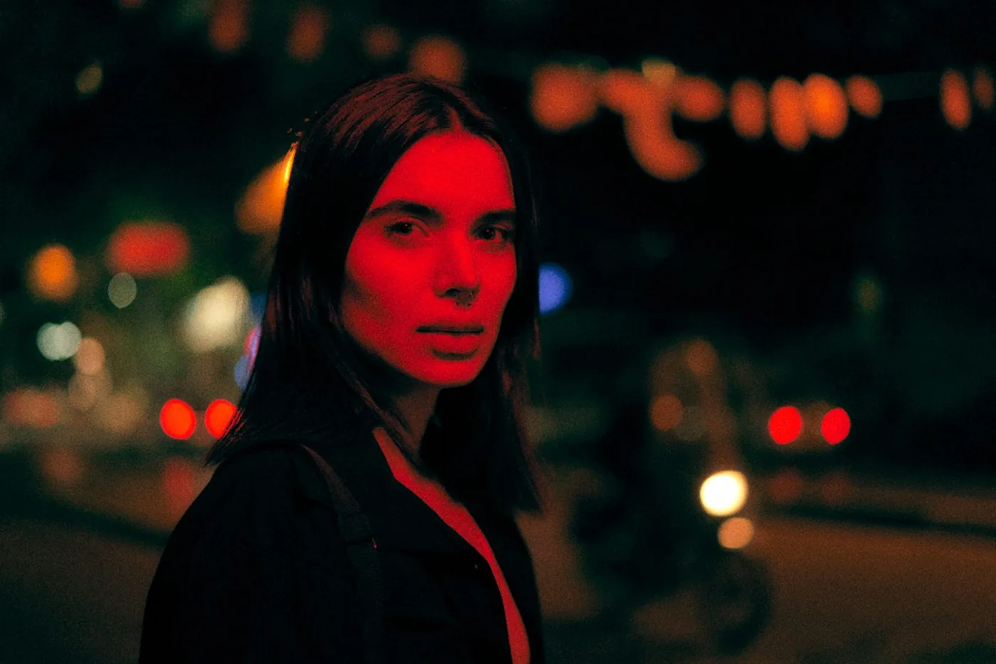 Portrait de nuit sous une lumière rouge