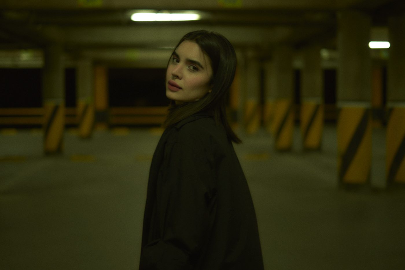 Portrait dans un parking sombre