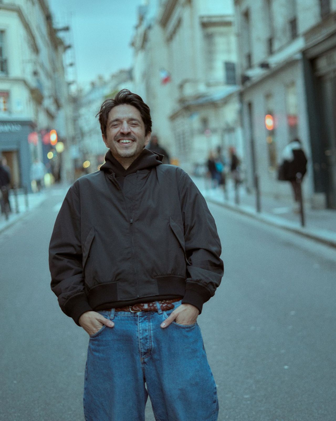 Portrait souriant dans une rue de Paris