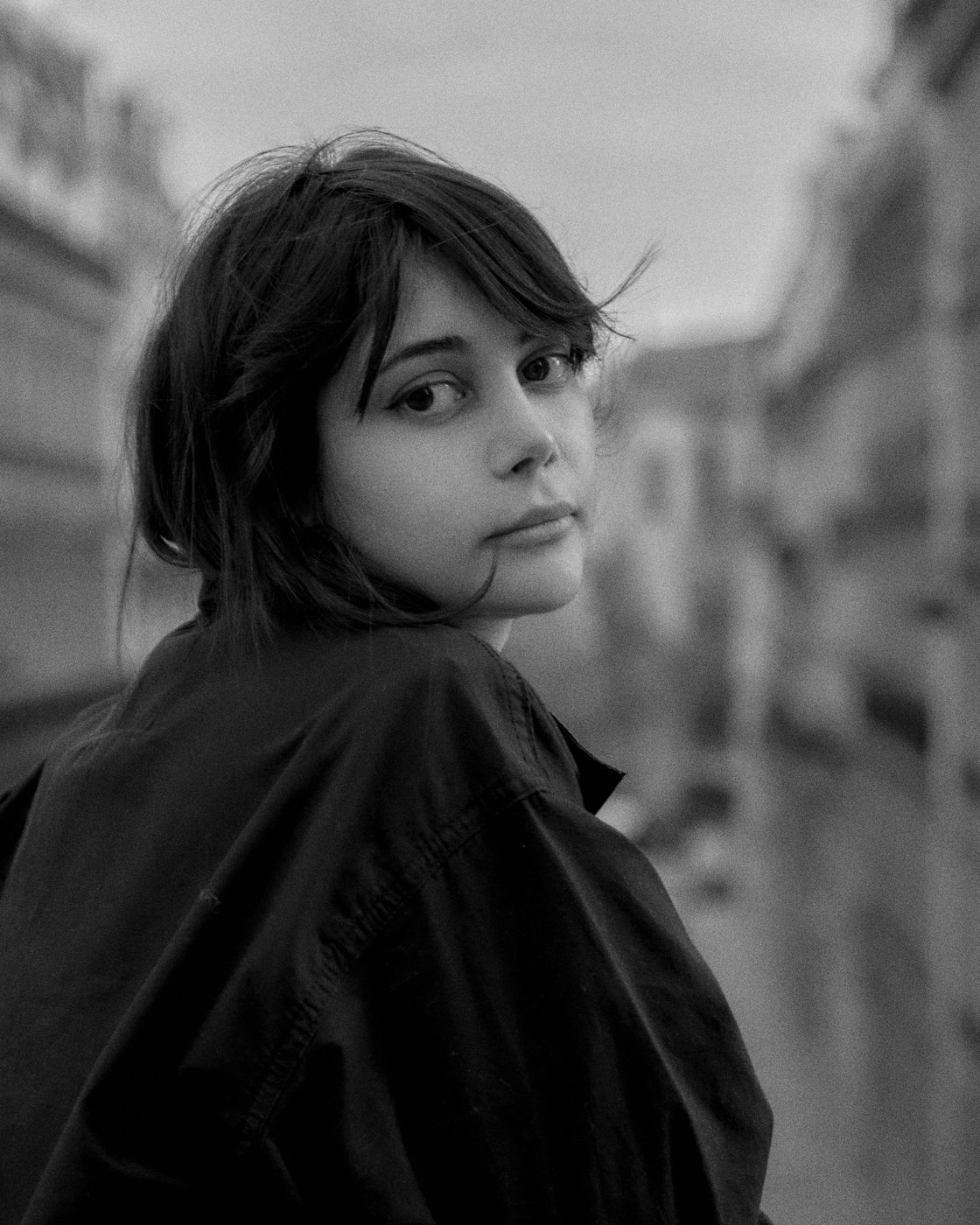 Portrait, regard vers l’objectif dans une rue