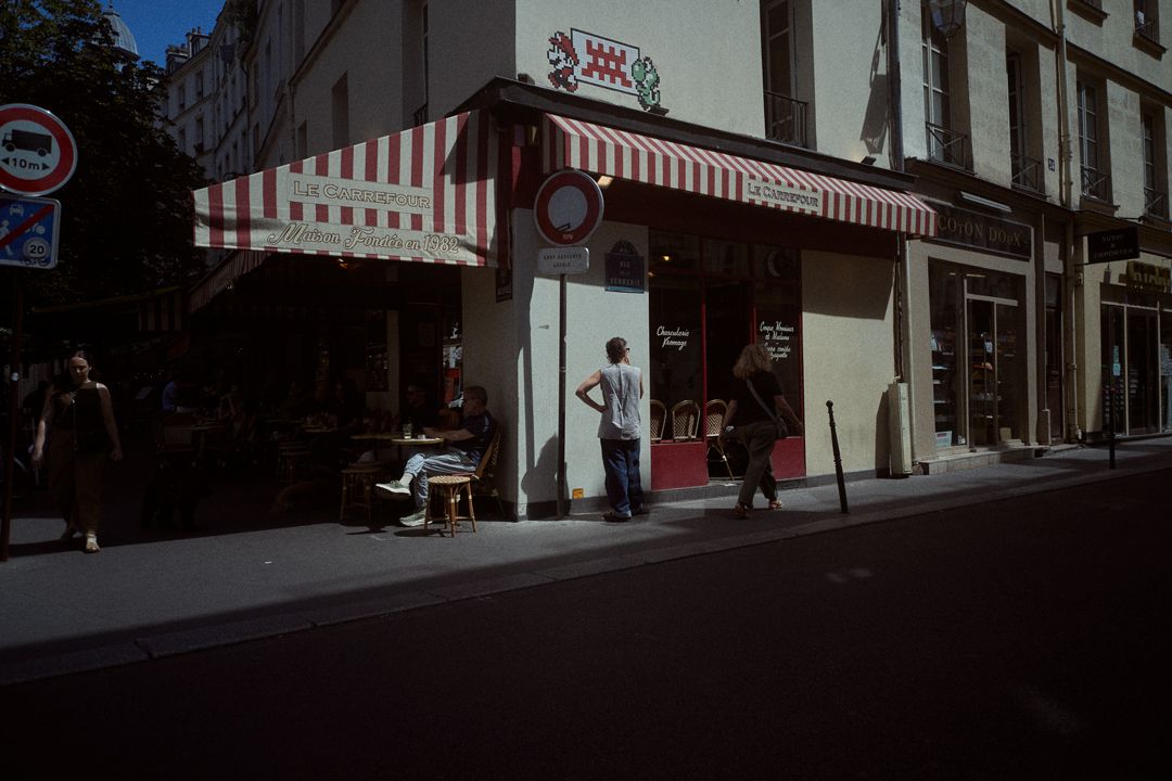 Angle de rue, Le Carrefour, Paris