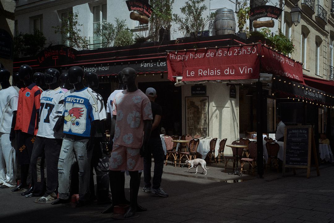 Mannequins en vitrine, rue parisienne