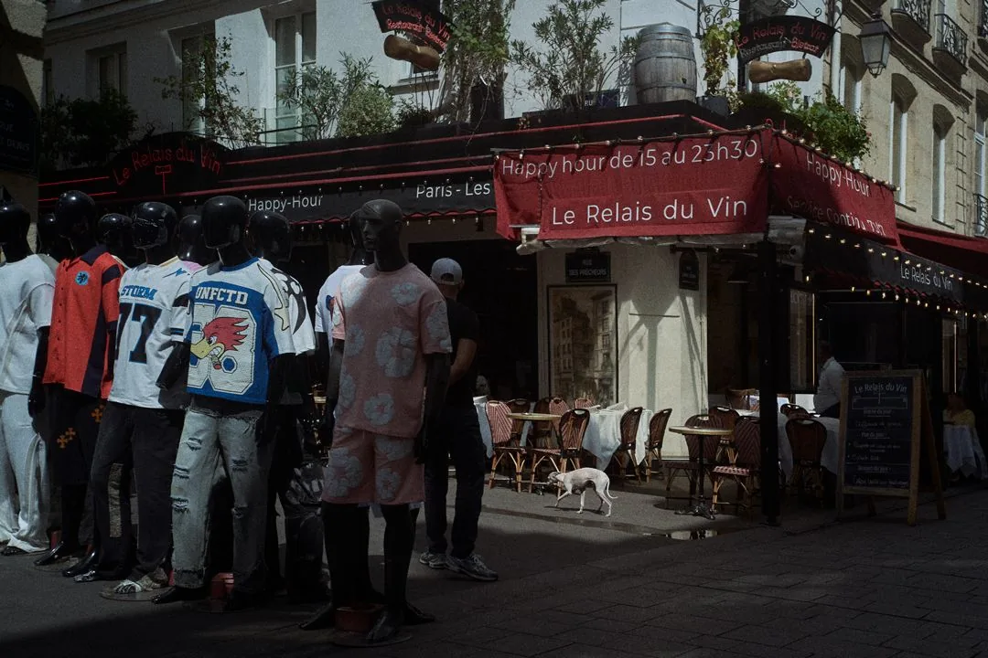 Mannequins en vitrine, rue parisienne