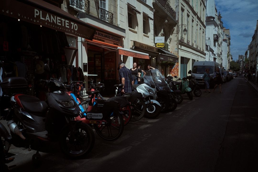 Rue commerçante, scooters garés, Paris