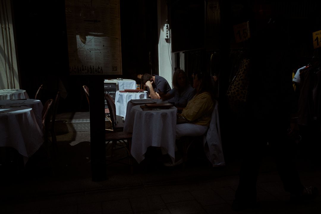 Terrasse de café, lumière et ombre, Paris